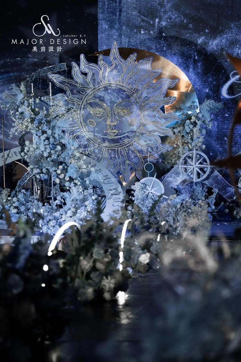 婚礼主题:星月神话 采用了代表星月时空的摆件,灯饰和花艺,还有美爵